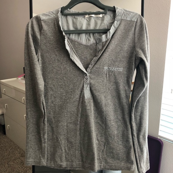 BUTTON FRONT LONG SLEEVE POCKET TEE IN GREY - Picture 2 of 7